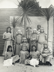 99891 Portret van een groep in het lustrumspel en de maskeradeoptocht ter gelegenheid van het 58e lustrum (290-jarig ...